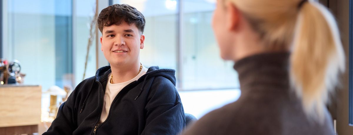 Die Beziehung zwischen Patient und Fachperson ist hier mit einer Gesprächssituation abgebildet. 