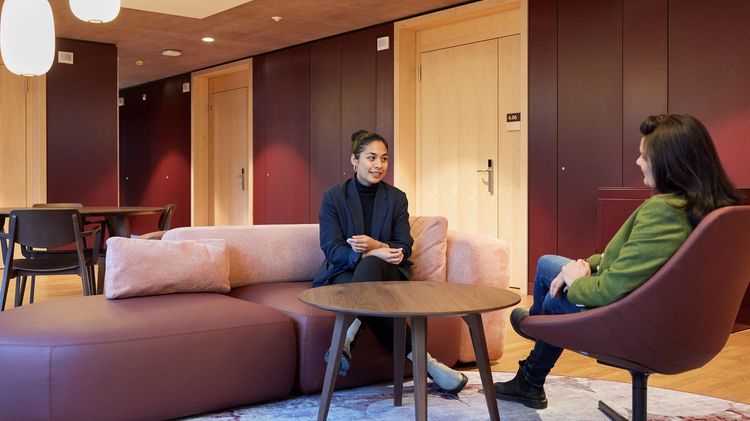 Zwei Frauen besprechen den Klinikaufenthalt beim Empfang.