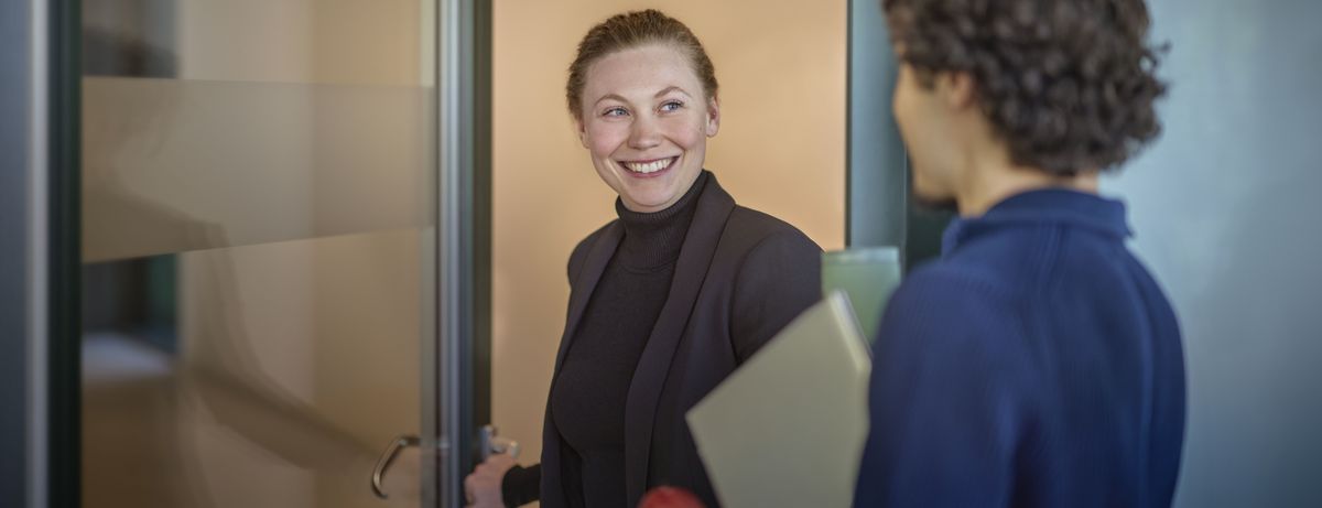 Frau heisst Mann in der Psychiatrie Baselland willkommen. 